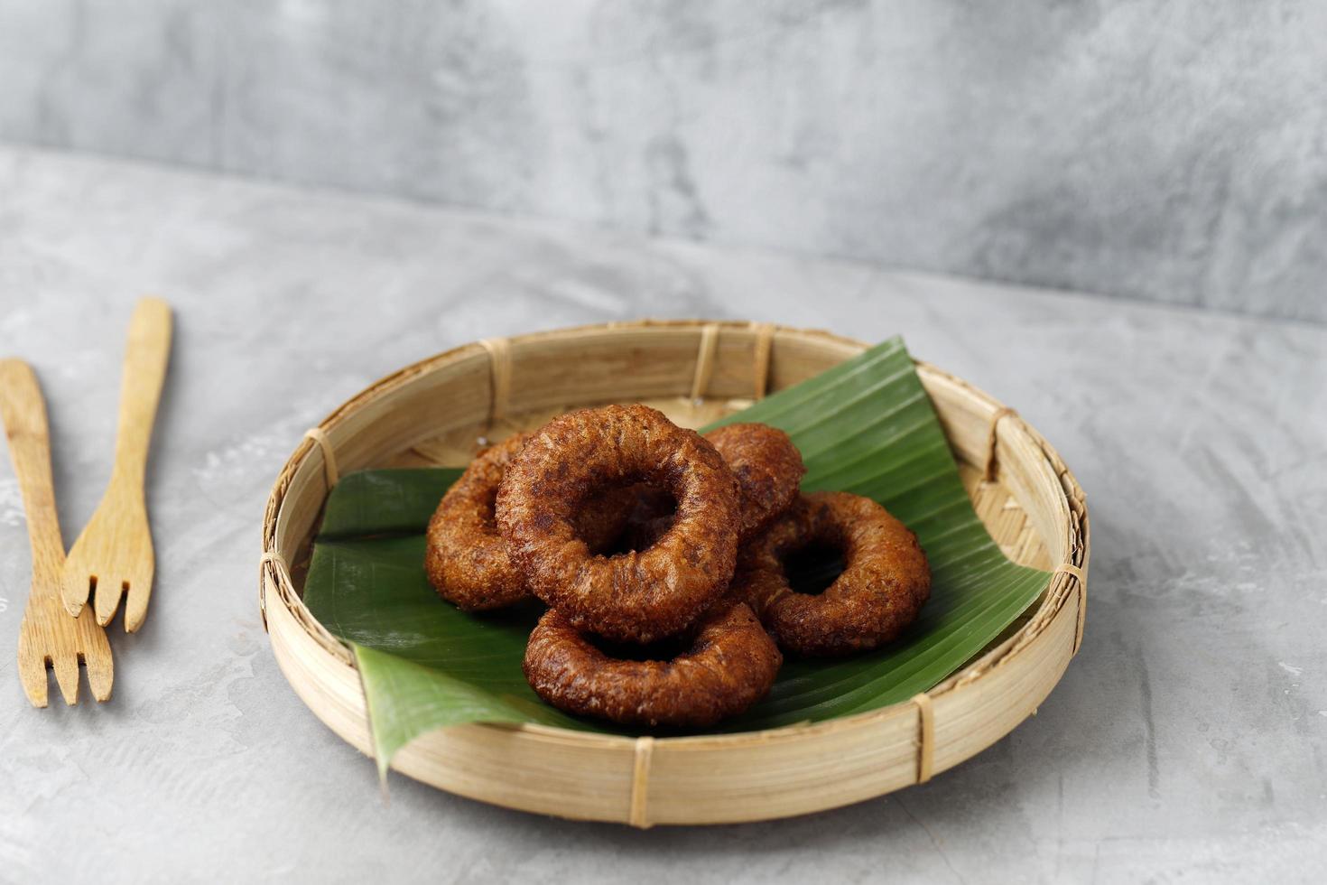 kue cincin of ali agrem, traditionele indonesische snack uit west java, indonesië. meestal geserveerd met thee foto