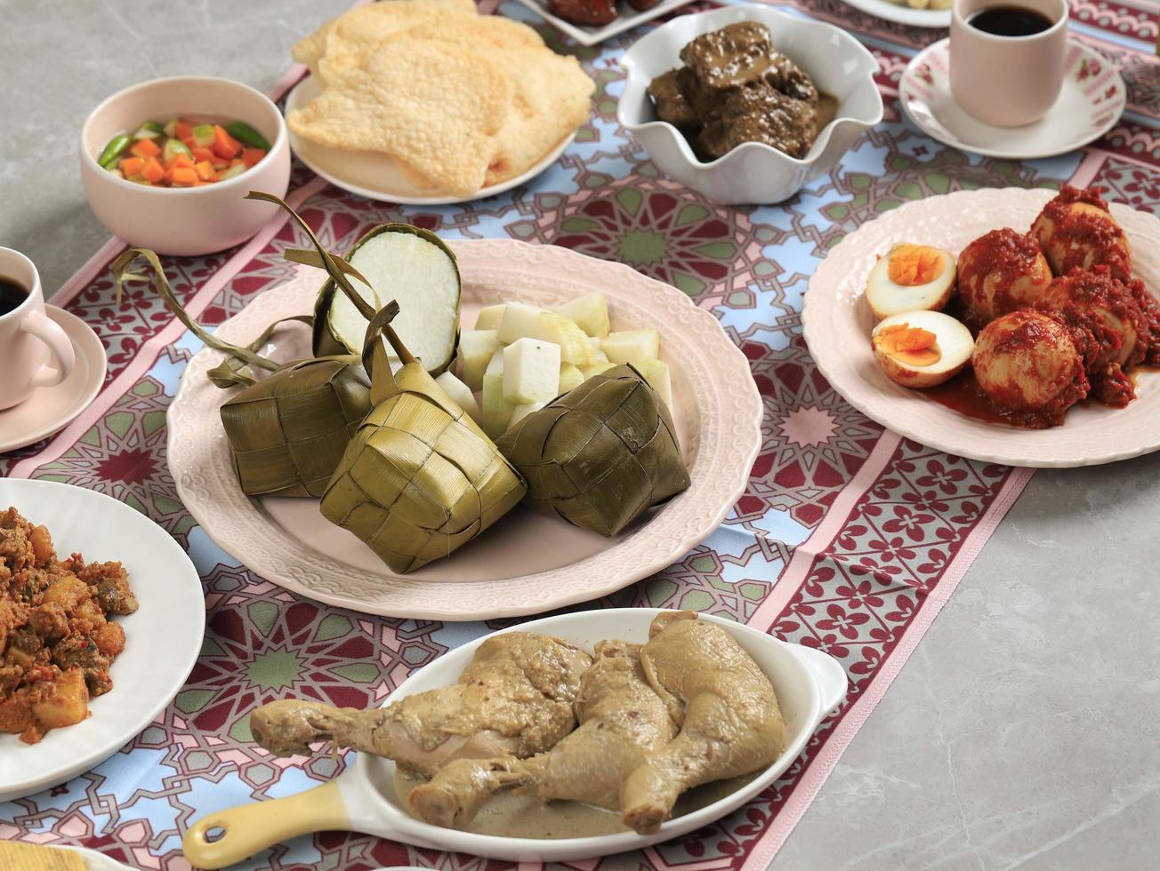 ketupat lebaran set, volledig pakketmenu geserveerd tijdens lebaran eid, op de grijsmarmeren tafel foto