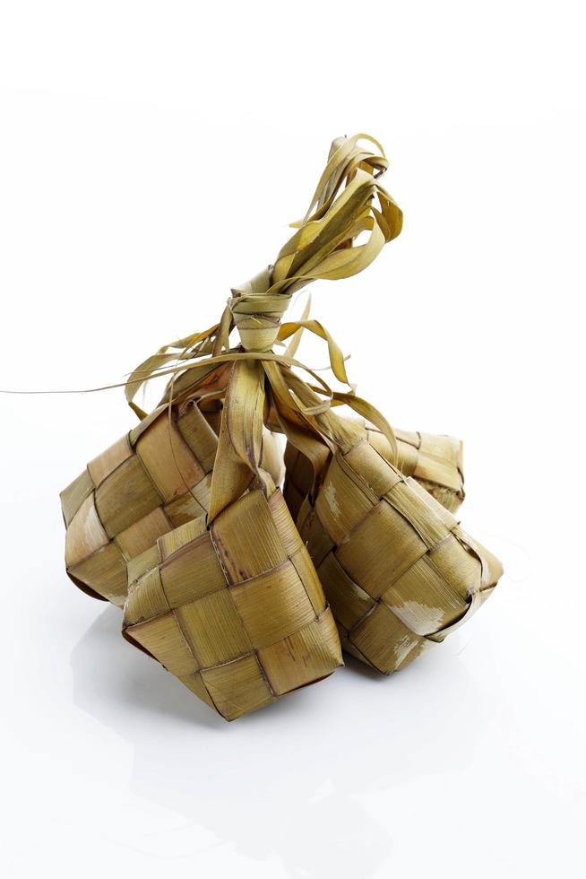 ketupat rijst knoedel speciaal gerecht geserveerd op eid mubarak.isolated op een witte achtergrond. foto