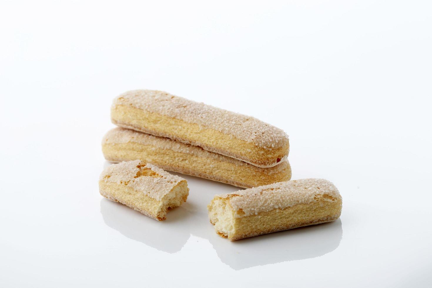 Italiaanse koek savoiardi. zoete koekjes. spons cookies tiramisu geïsoleerd op een witte achtergrond. foto