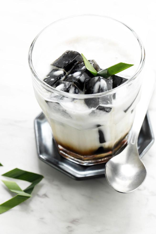 es cincau hitam of zwarte grasgelei cincau hitam, indonesisch dessert gemaakt van cincaublad met kokosmelk en palmsuiker. populair om te ontbijten tijdens ramadhan foto