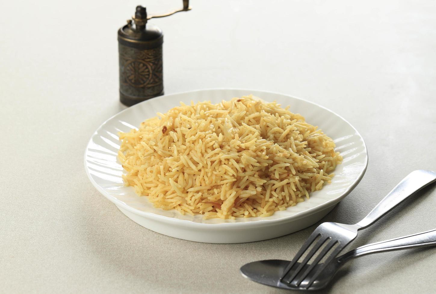 Arabische rijst kabsa, ramadan eten in het Midden-Oosten. foto