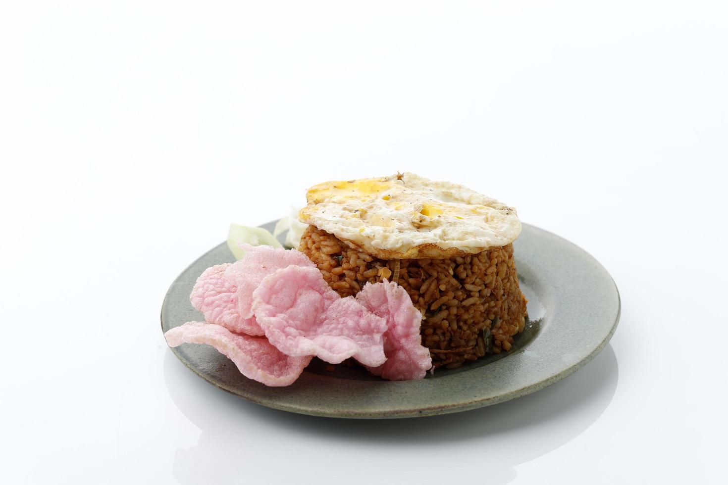 nasi goreng rendang, gebakken rijst met runderstoofpot en zonnig ei. foto