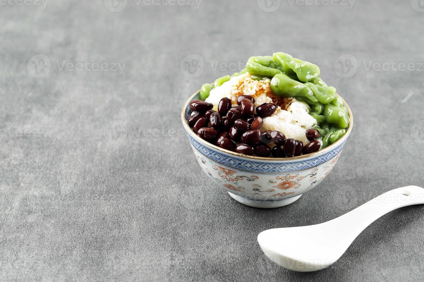 Maleisische desserts genaamd cendol. cendol is gemaakt van gemalen ijsblokjes, rode bonen foto