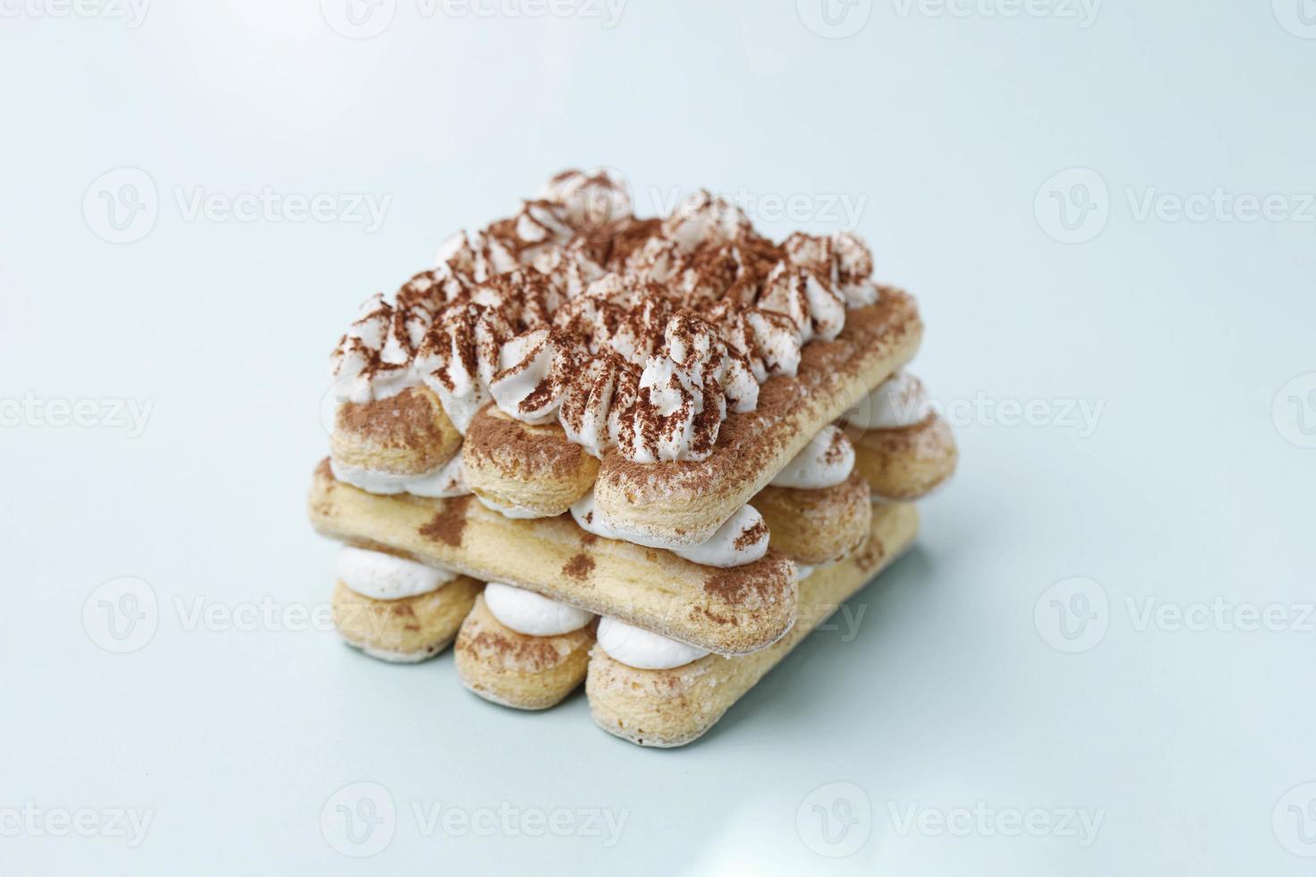 tiramisu, Italiaans gelaagd dessert met mascarponeroom, versierd cacaopoeder. foto