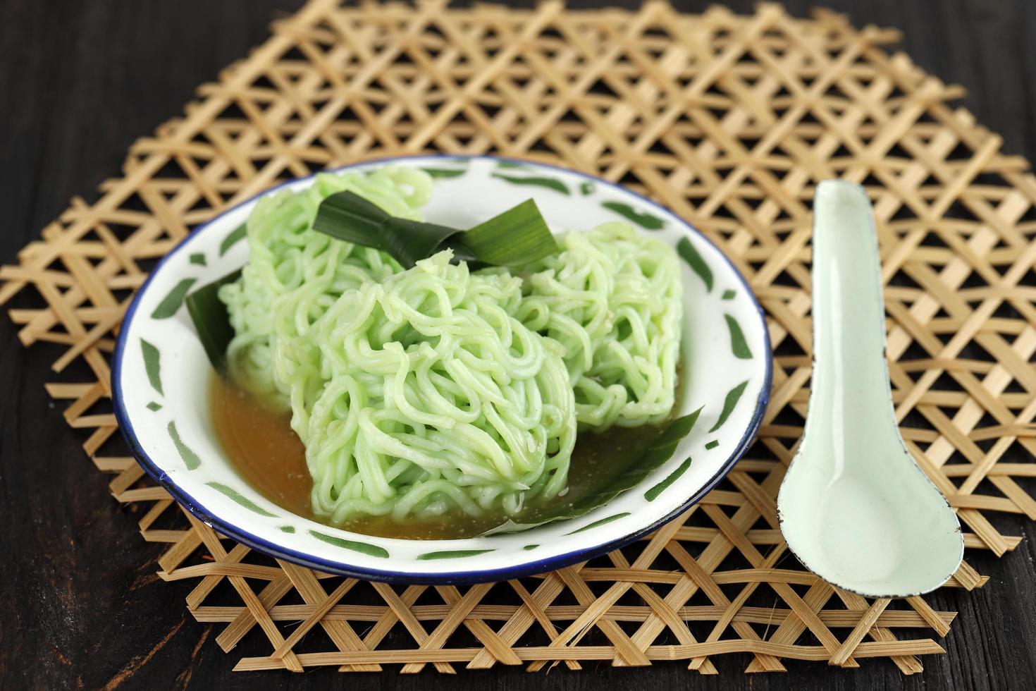 putu mayang of petulo, Indonesische traditionele snack gemaakt van rijstmeel met groene kleur foto