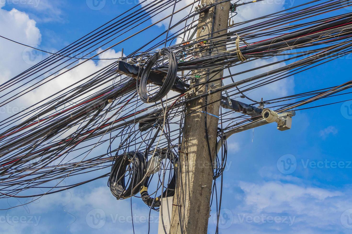 absolute kabelchaos op thai power pole thailand blauwe hemel. foto