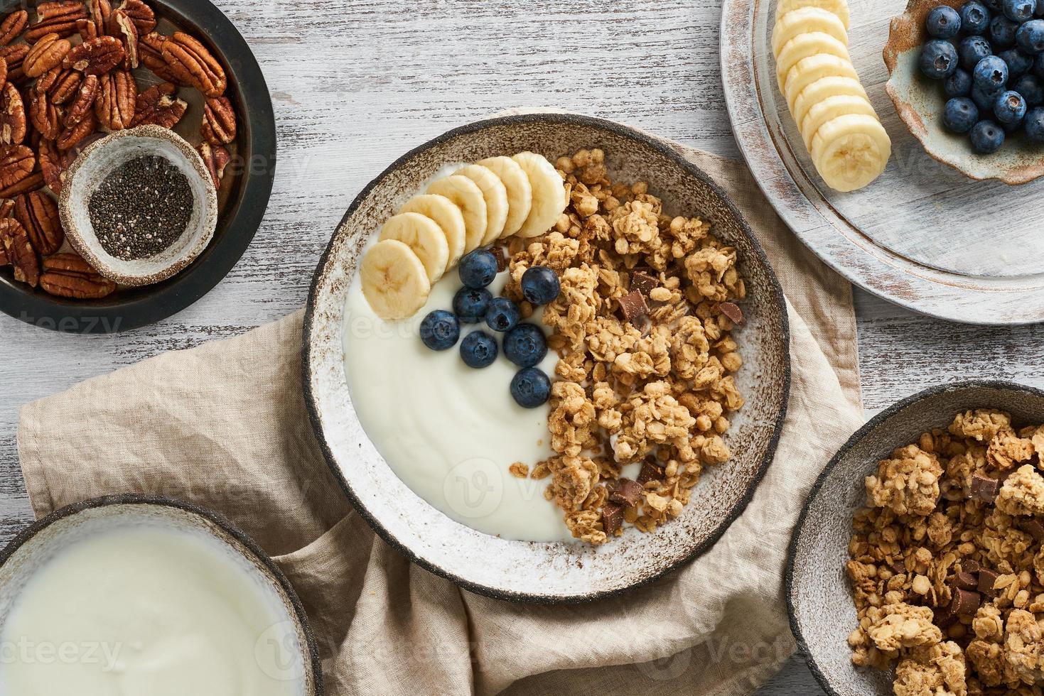 yoghurt met chocolade granola, bosbes. ontbijt, gezonde voeding met havervlokken foto