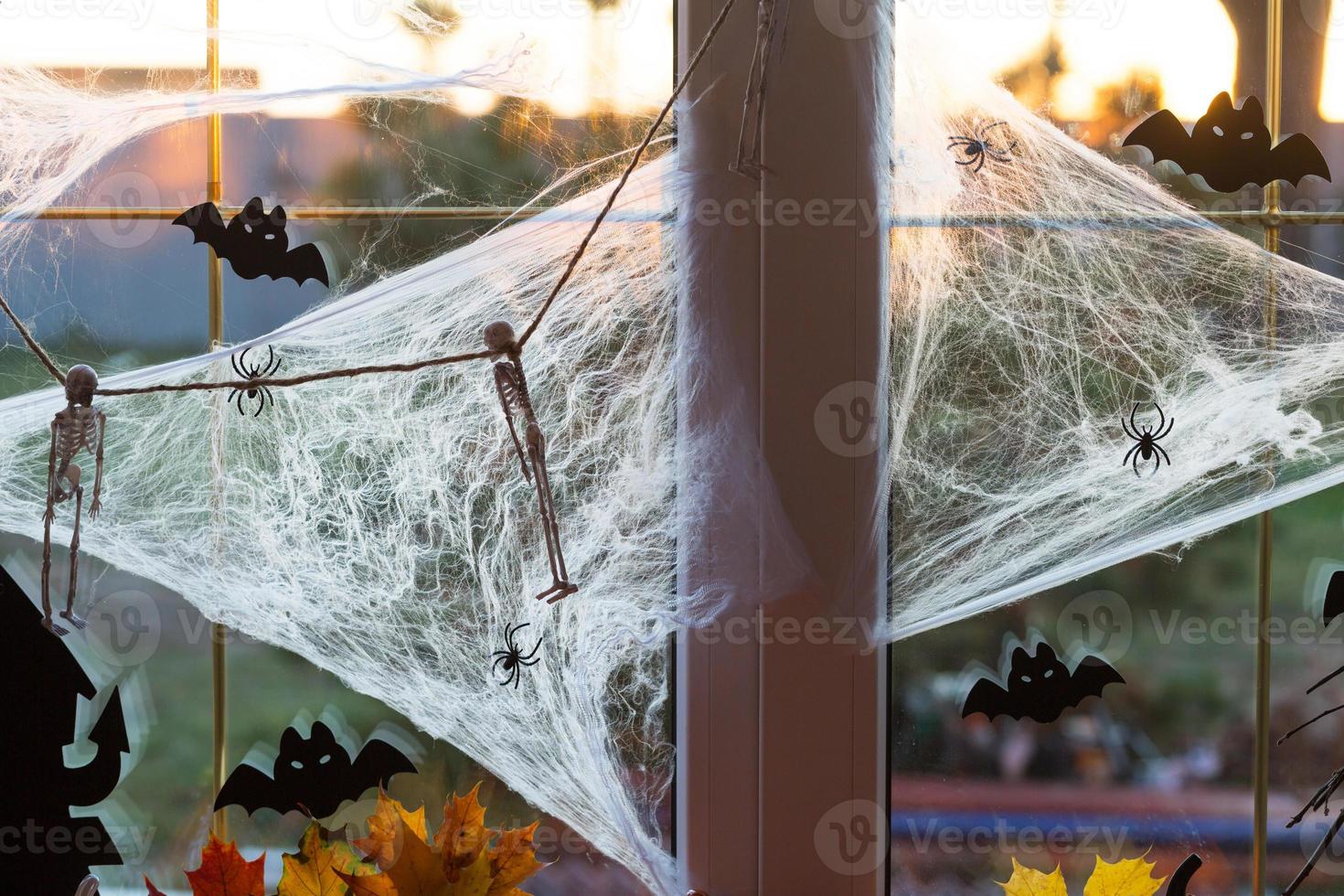 begrijpen hun stout feestelijke inrichting van het huis op de vensterbank voor halloween -  pompoenen, jack-o-lantaarns, schedels, vleermuizen, spinnenwebben, spinnen,  kaarsen en een slinger - een gezellige en vreselijke stemming 7193203  stockfoto bij Vecteezy