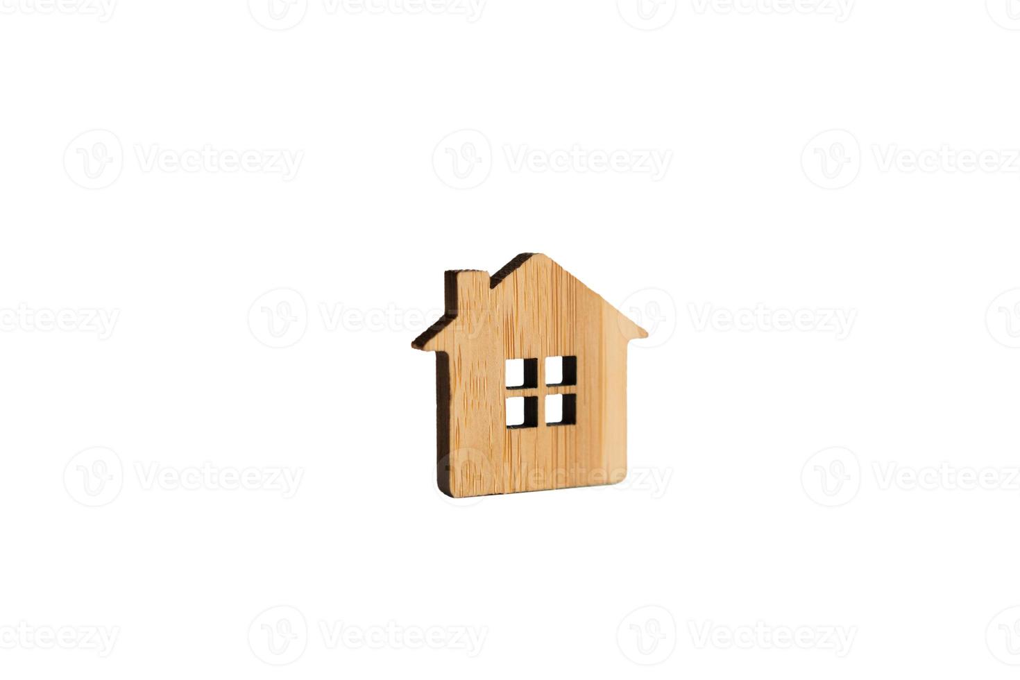 houten huis op een witte achtergrond geïsoleerd. boerderij, nieuw huis, bouw, verhuizing, aankoop van onroerend goed, hypotheek, huur. sleutelhanger, hanger, model foto