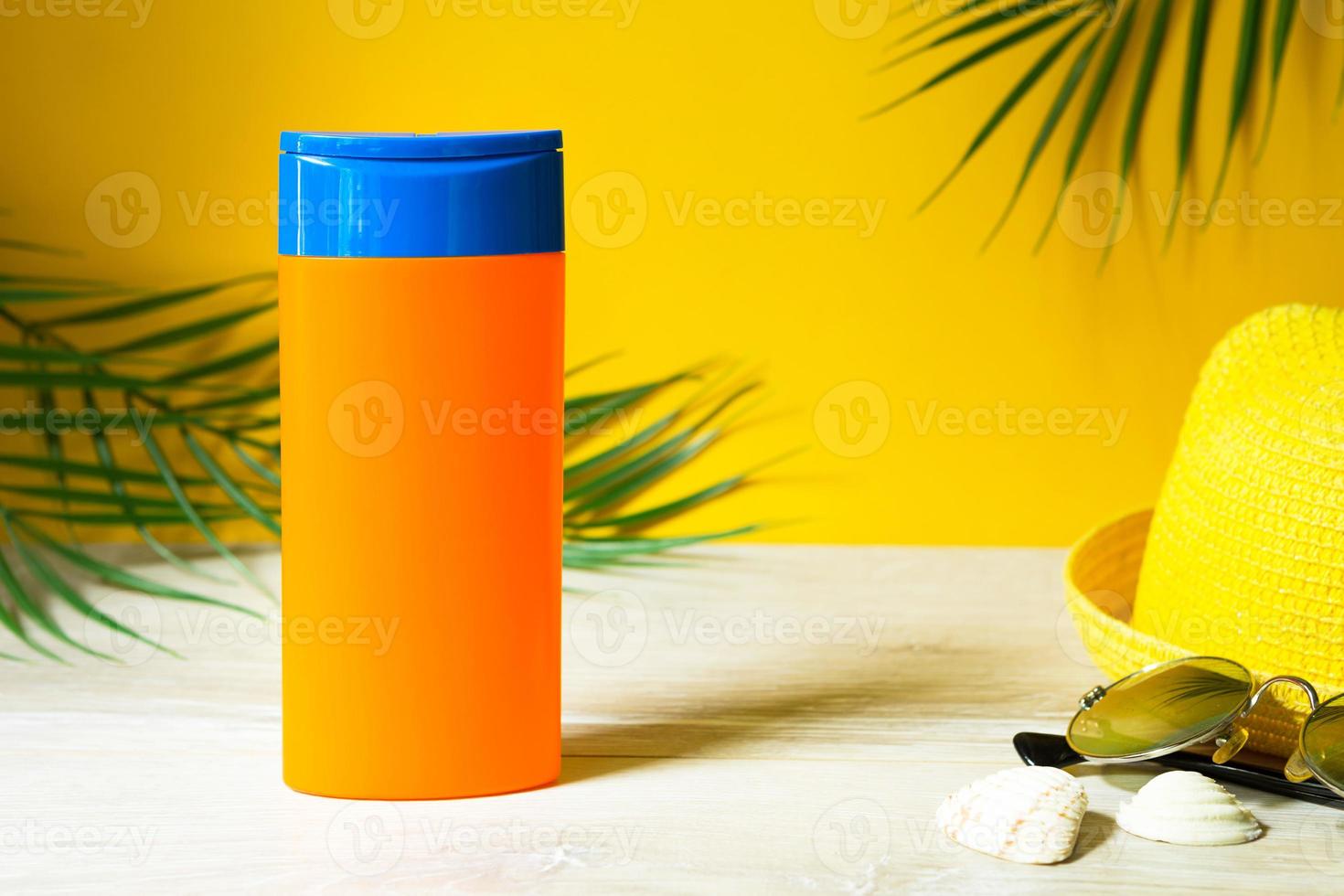 buizen met mock-up zonnebrandmiddelen op tafel met gele zomerachtergrond. uv-bescherming van de huid met een spf-filter, haarverzorging-shampoo en conditioner. veilig bruinen op het strand, resort aan zee. foto