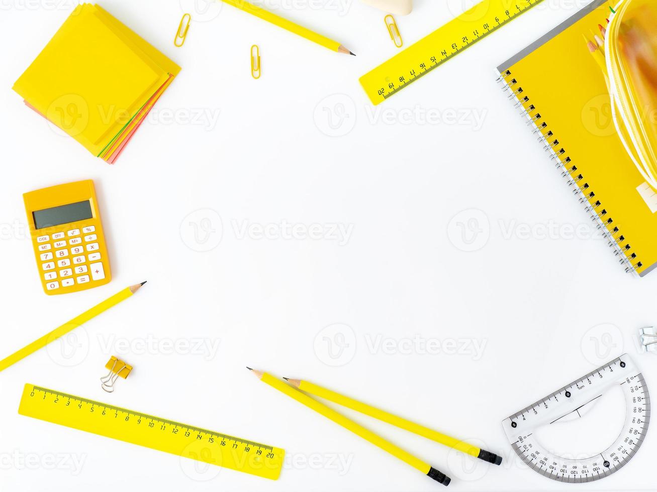 bovenaanzicht van witte tafel met schoolbenodigdheden op tafel rond lege ruimte voor tekst. terug naar schoolconcept. foto