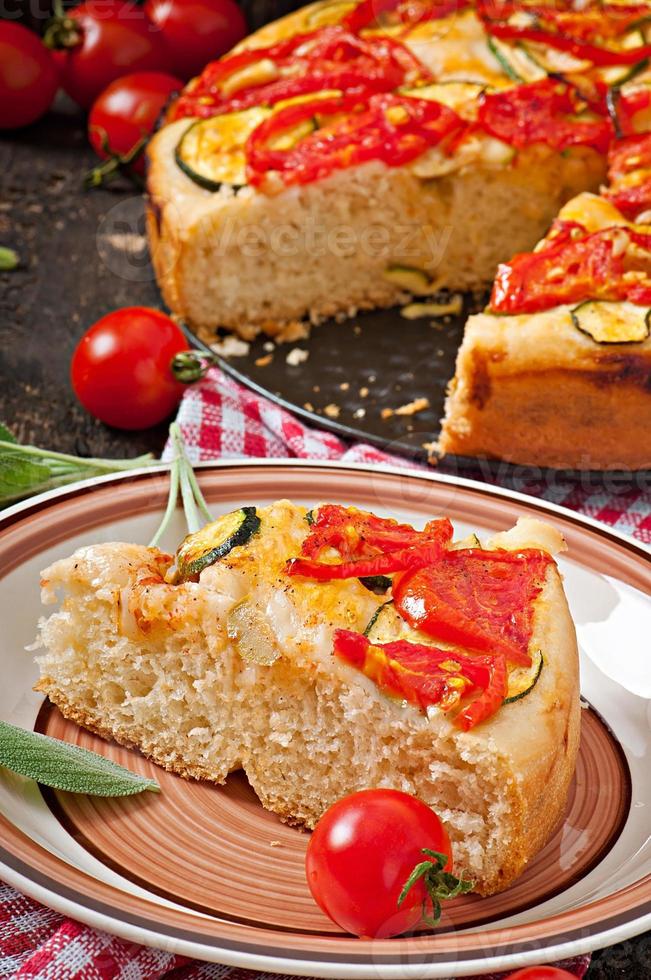 focaccia met tomaten en knoflook foto