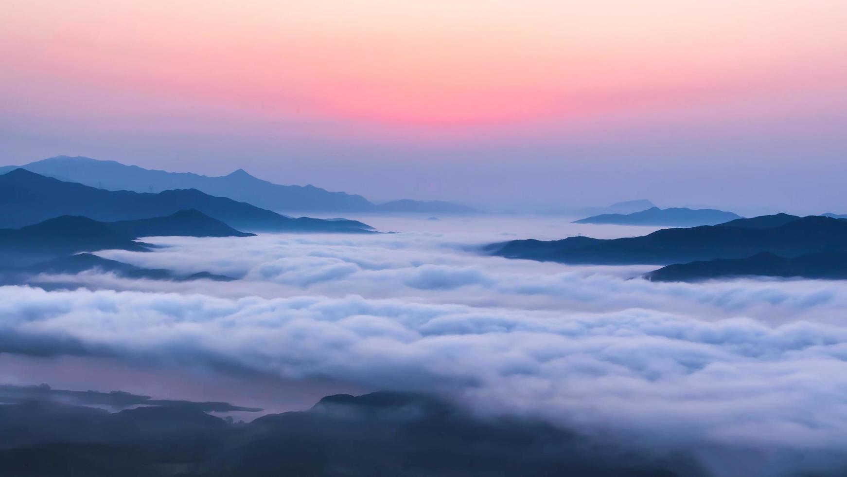 hoge berg in mist en wolk, mistig landschap in de bergen. foto