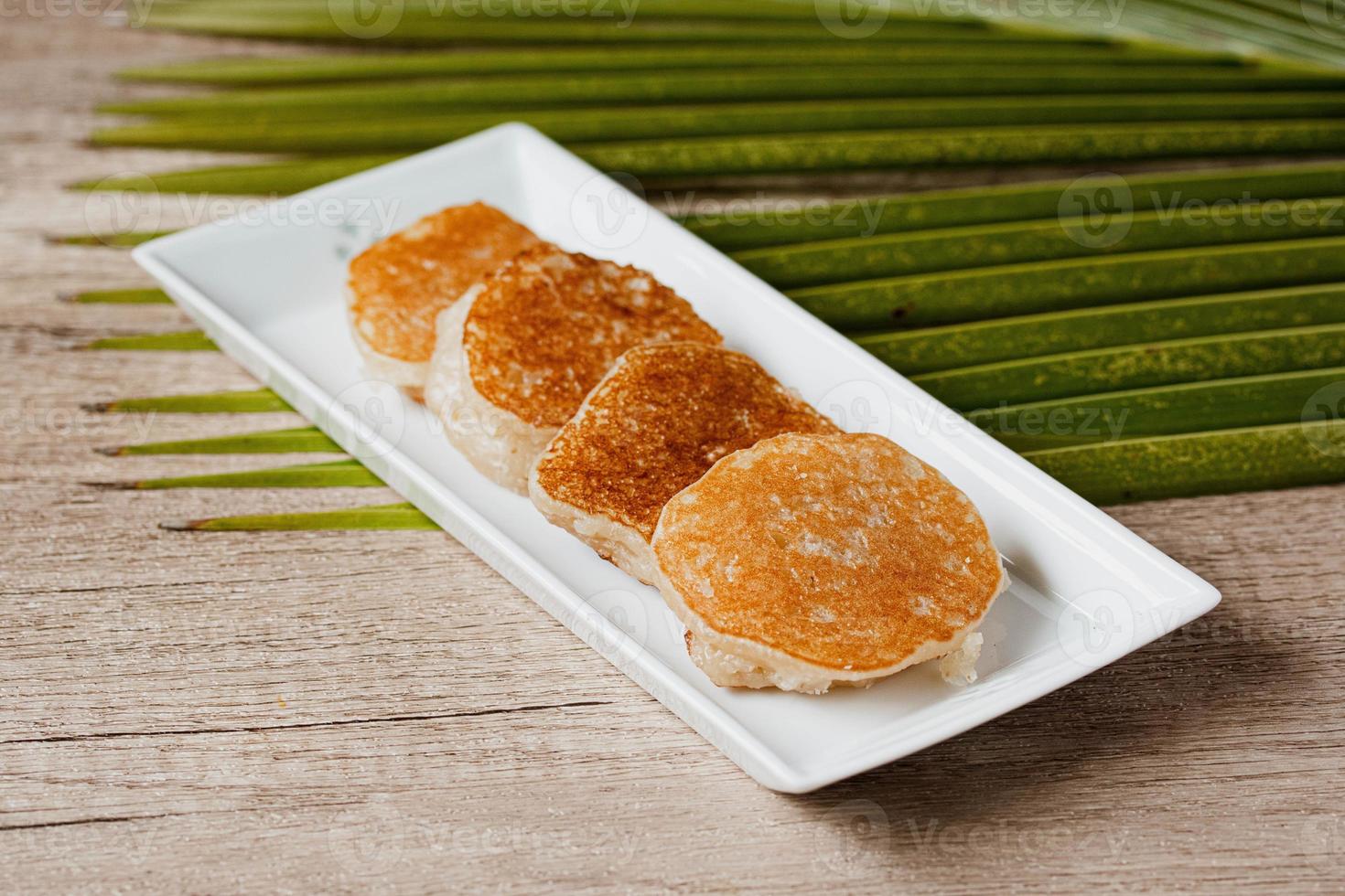 thaise kokos pannenkoek kanom babinpopulair dessert in straatvoedsel foto