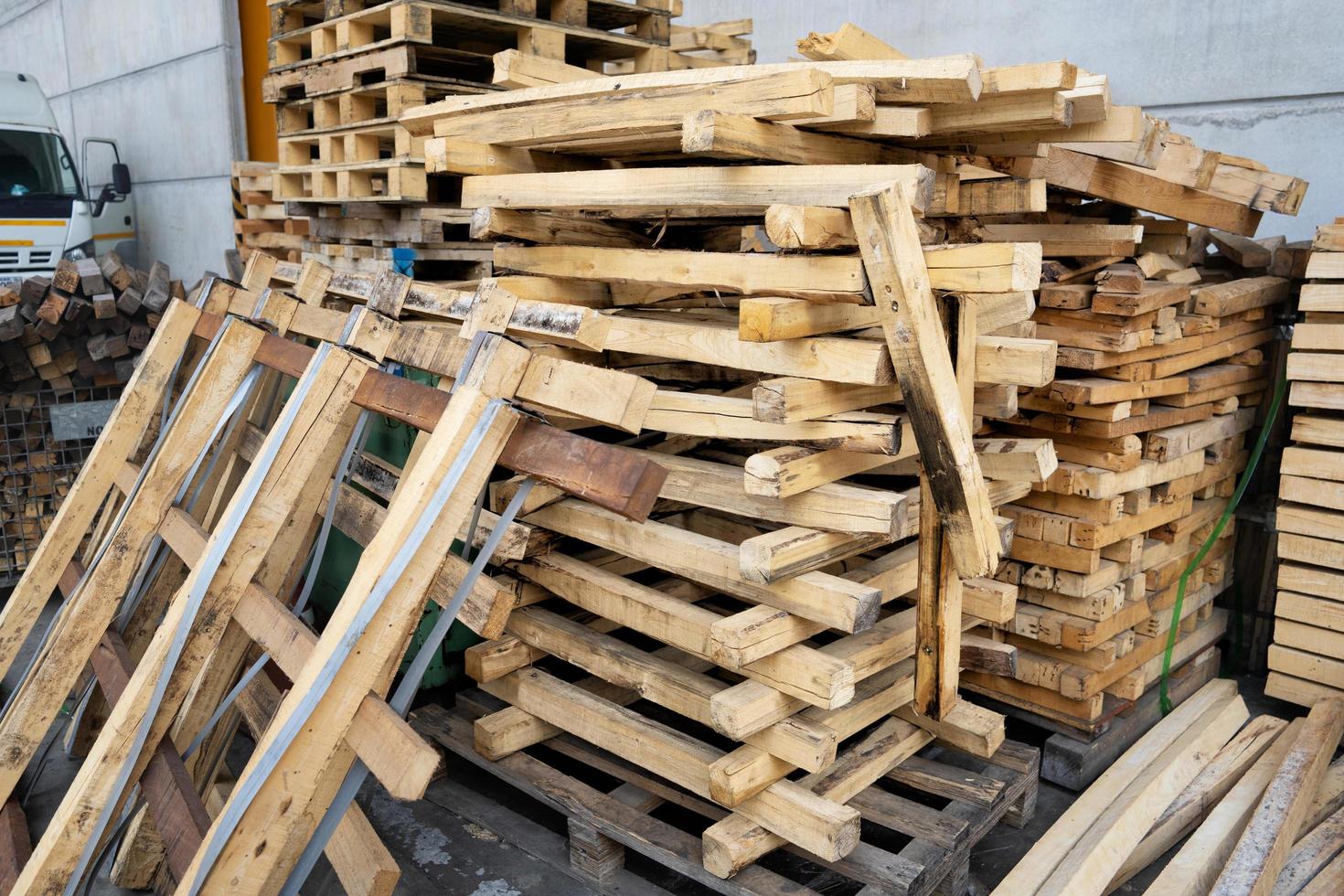 stapel houten pallets die wachten om te worden gerecycled of als brandstof te worden gebruikt foto