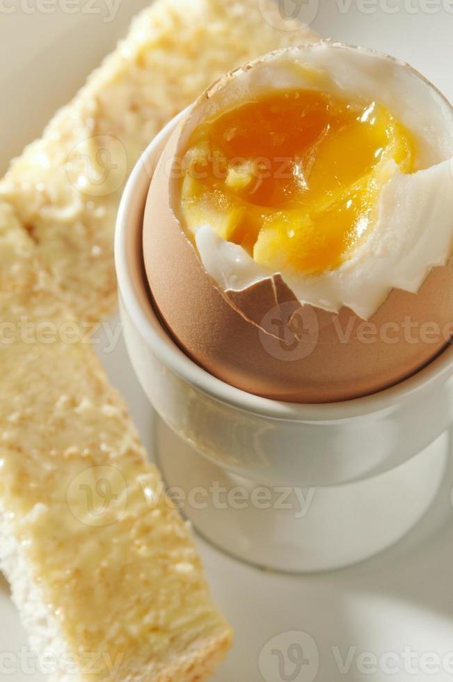 gekookt ei in eierdopje boven met beboterde toastsoldaatjes foto