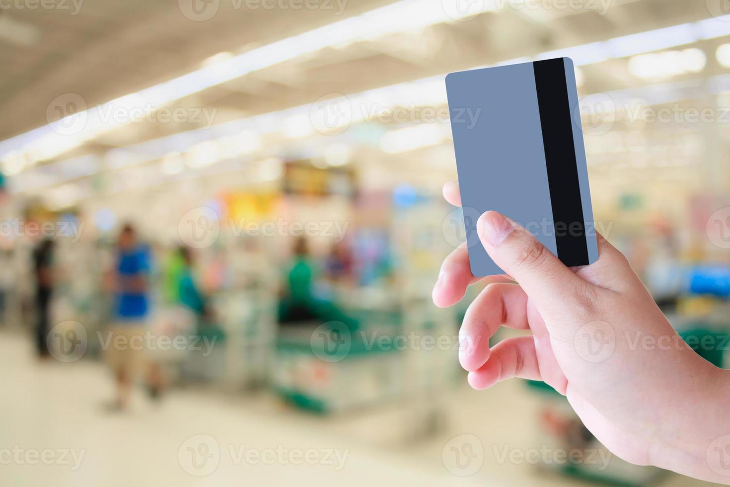 kopen met creditcard in supermarkt foto