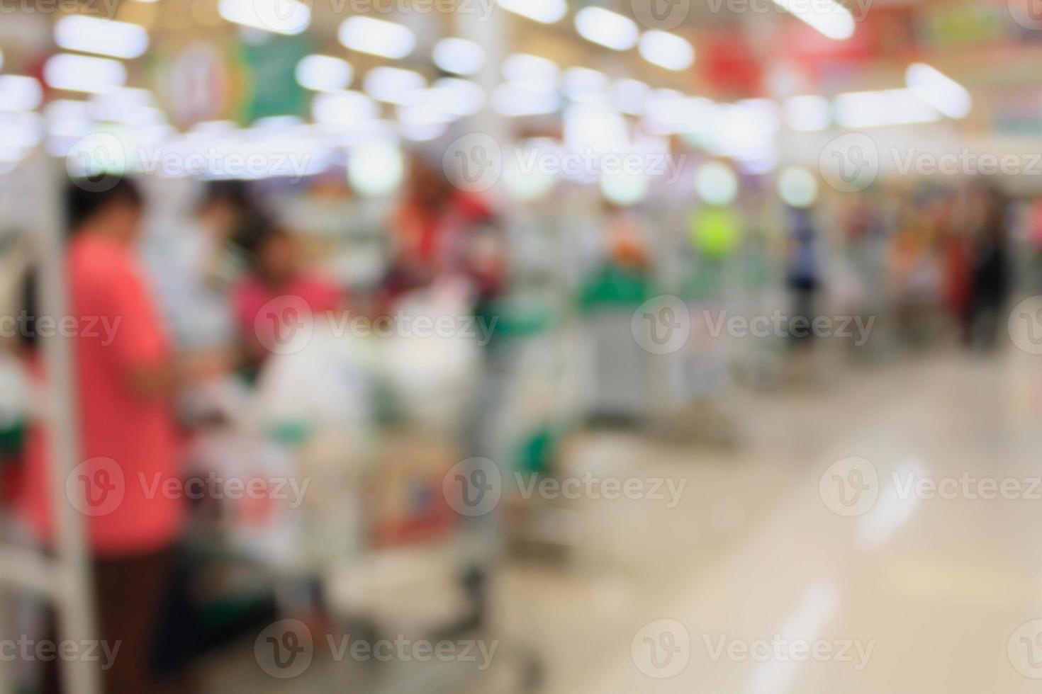 supermarkt kassa betaalterminal met klanten onscherpe achtergrond foto