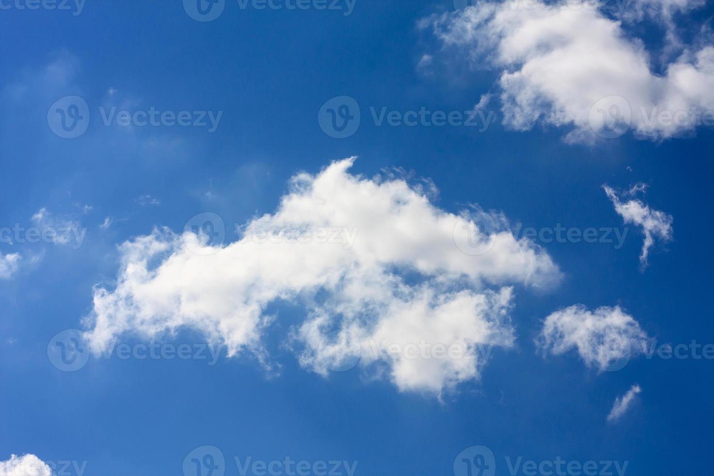 blauwe lucht met wolken foto