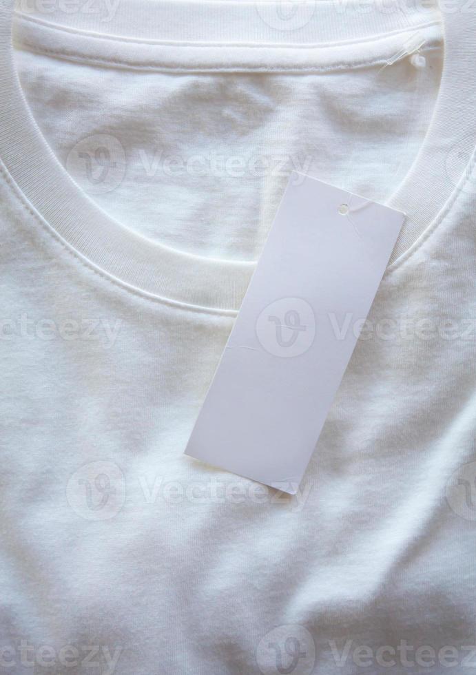 blanco prijskaartje hangen over wit t-shirt foto