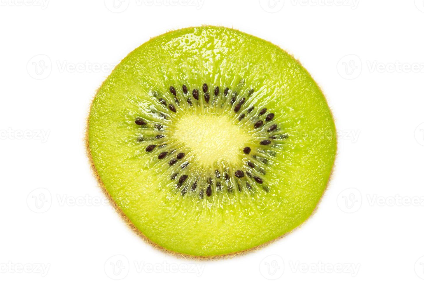 Dwarsdoorsnede van rijpe kiwi geïsoleerd op een witte achtergrond foto