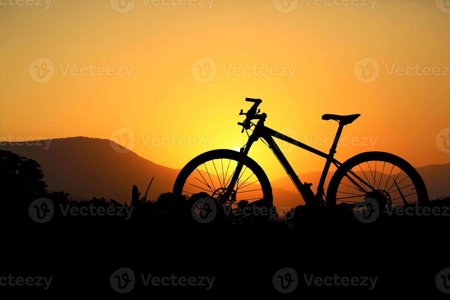 mountainbike silhouet in een prachtig uitzicht. fiets- en avontuurconcept foto