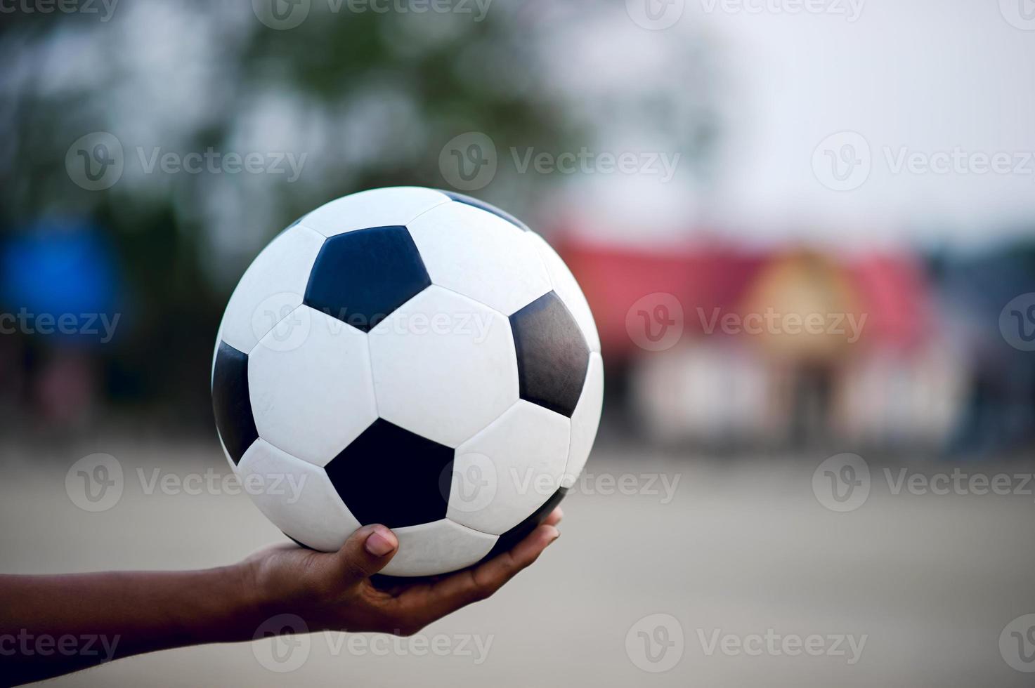 het bijgesneden beeld van sporters die de bal en het voetbalveld vangen. sport-beeld concept. foto