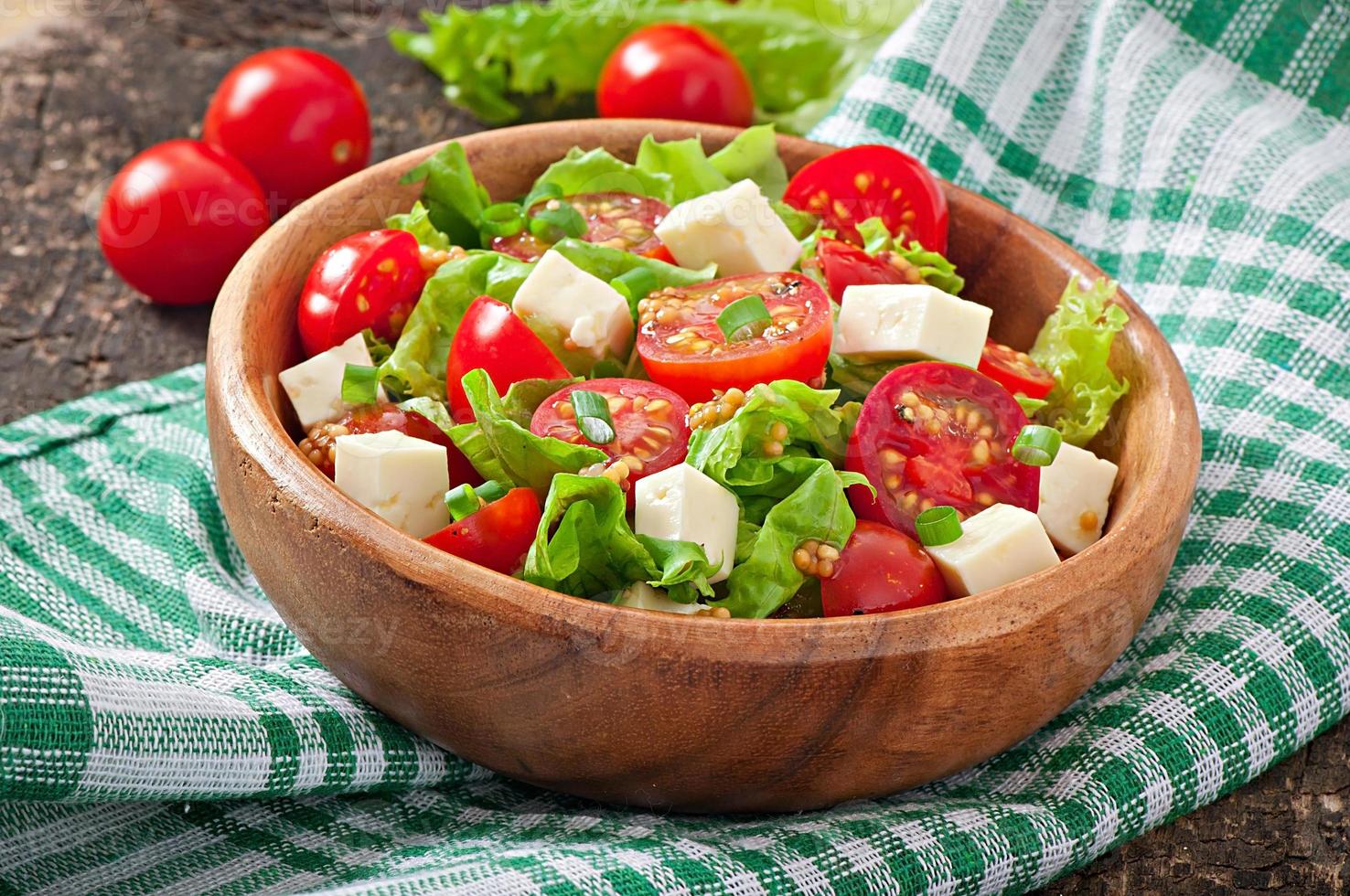 tomatensalade met sla, kaas en mosterd en knoflookdressing foto