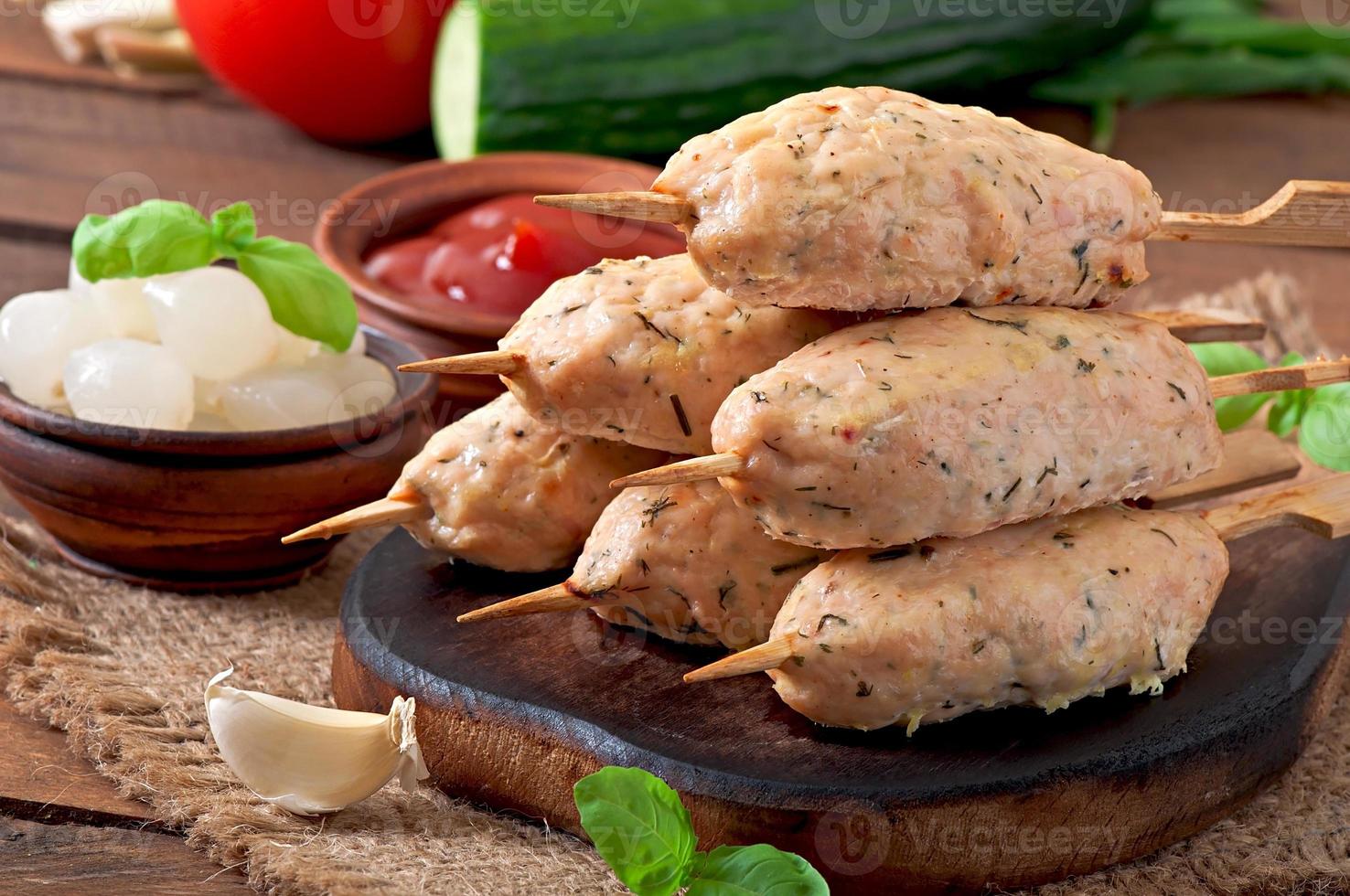 kebab van kipgehakt met dille en peterselie foto