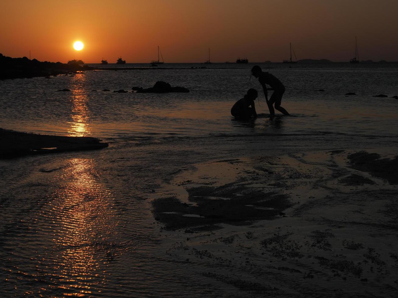 satun, thailand, 2020 - foto van toeristen bij zonsondergangstrand op koh lipe.