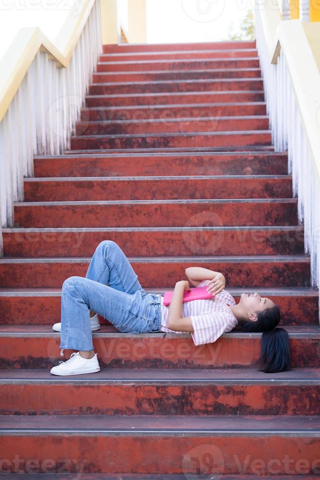 student jong meisje vast op trappen op school. foto