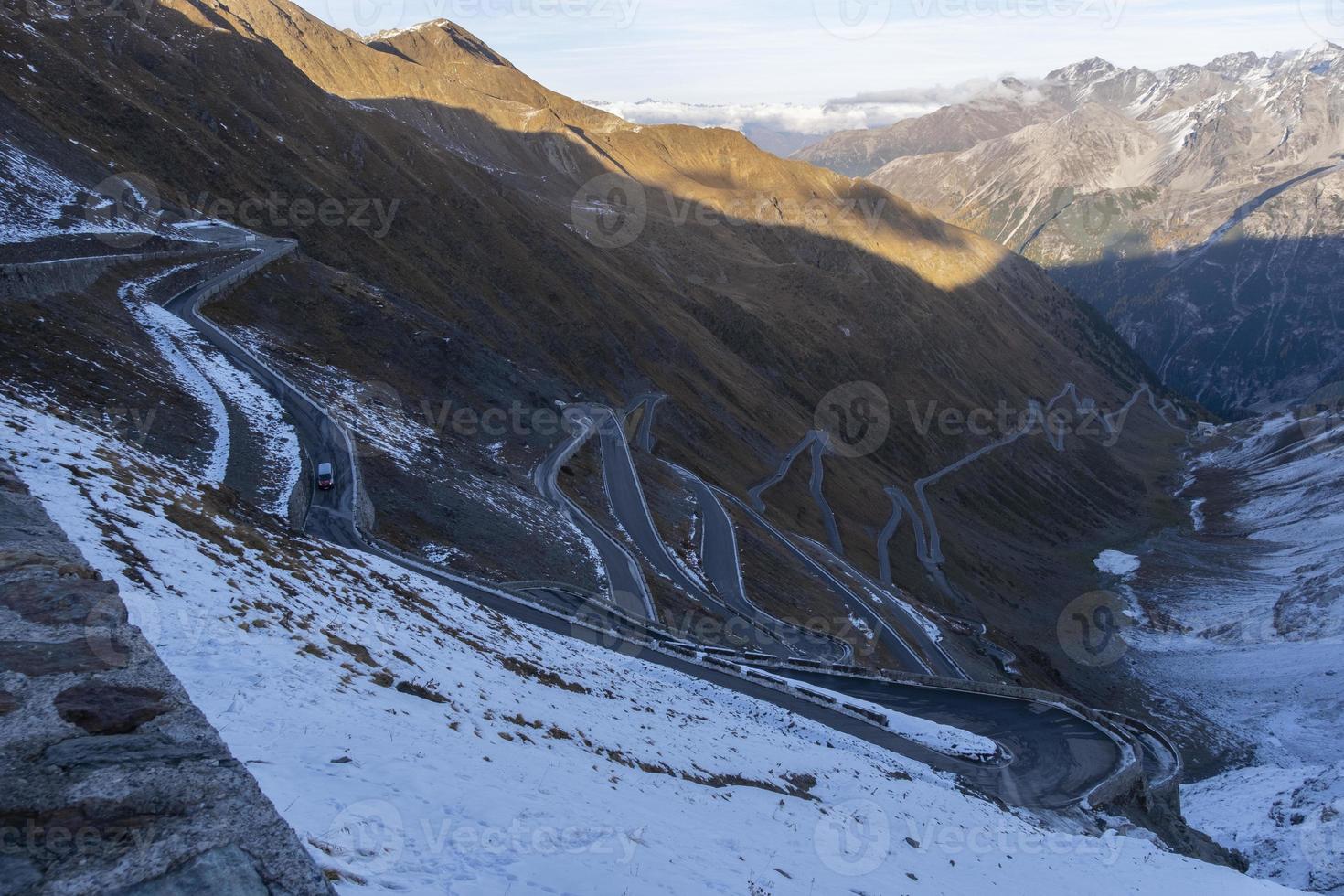 landschapsmening weg bij passo dello stelvio italië. foto