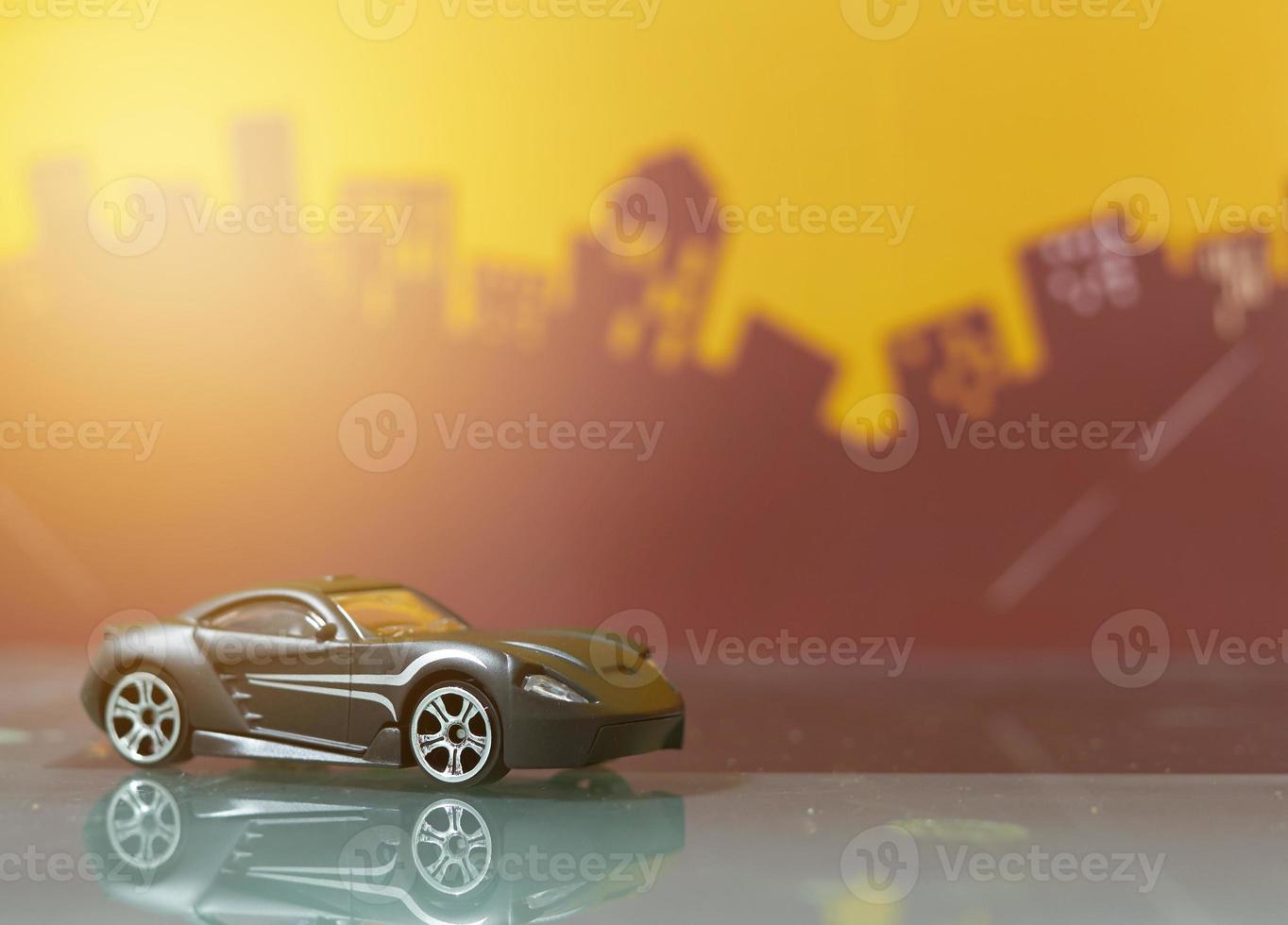 zwarte sportwagen speelgoed selectieve focus op wazige stadsachtergrond foto