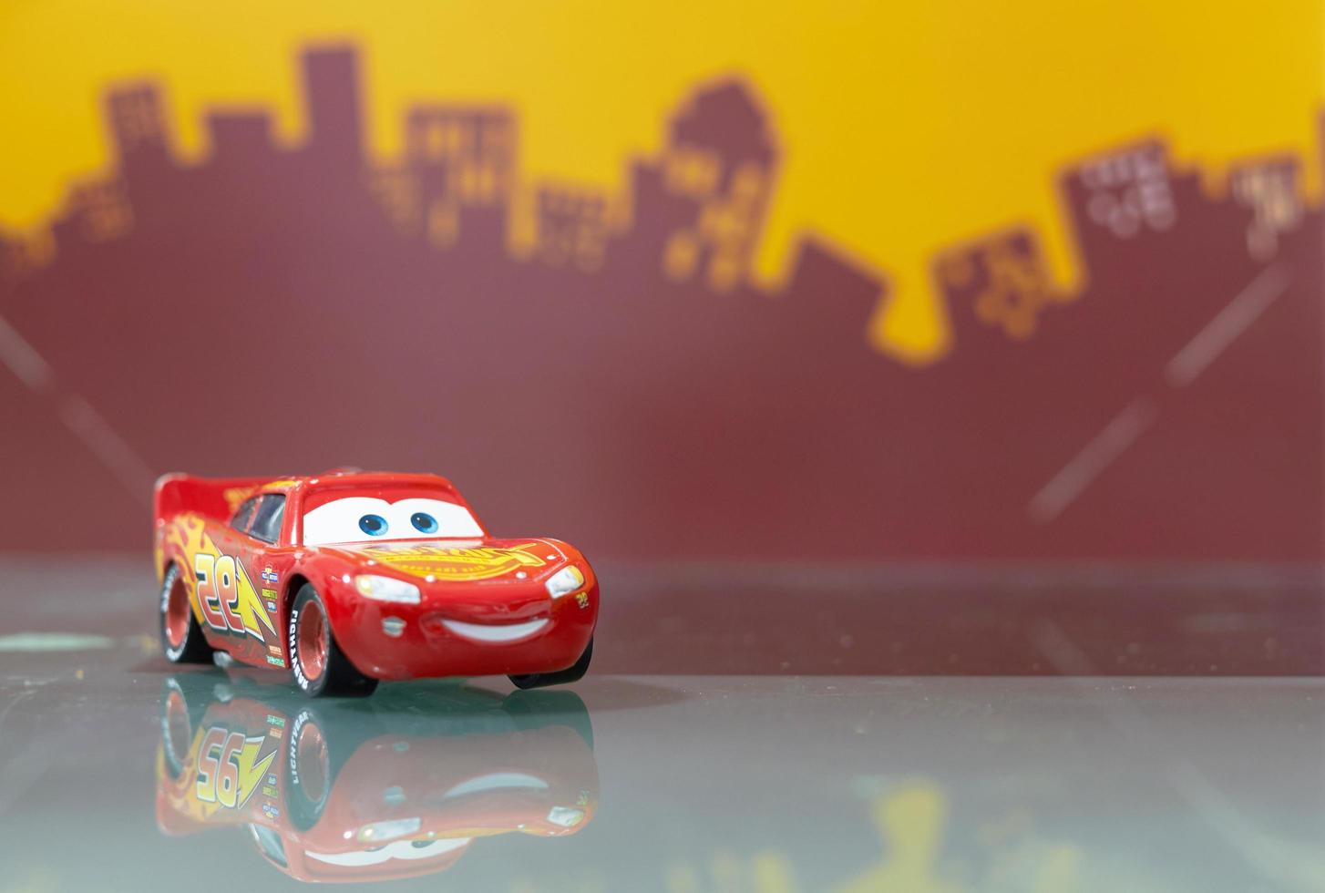 bangkok, thailand, februari 02,2022-karakter cartoon auto's speelgoed selectieve focus op wazig stad achtergrond foto
