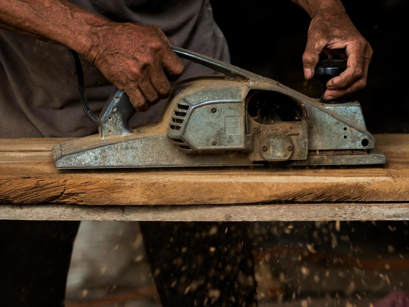 professionele technici in de fabriek gebruiken elektrisch gereedschap om het hout te polijsten foto