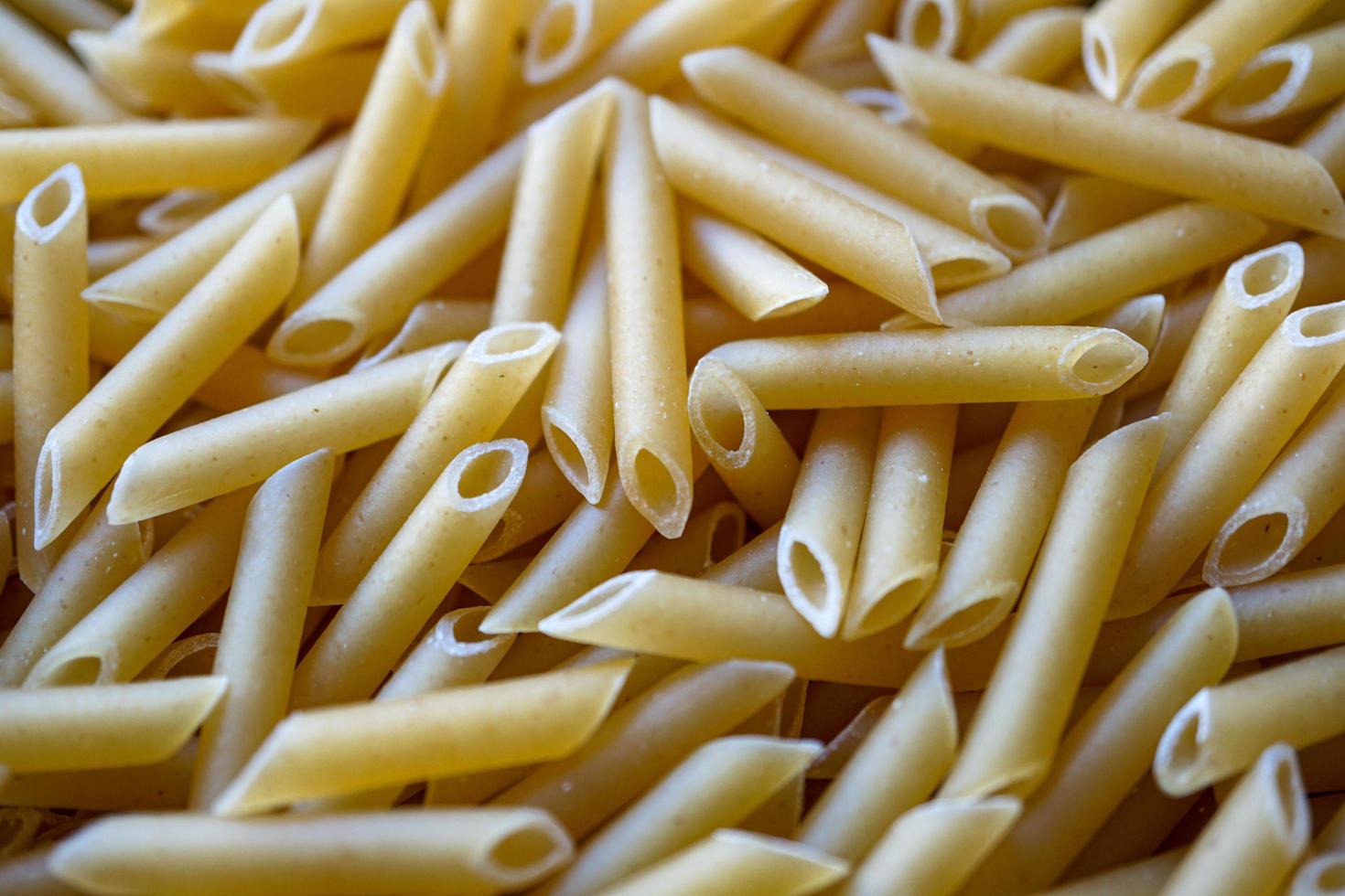 ongekookte macaroni pasta, italiaans eten foto