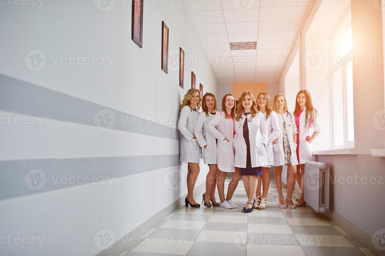 groep prachtige jonge vrouwelijke artsen poseren in het ziekenhuis of de kliniek. foto