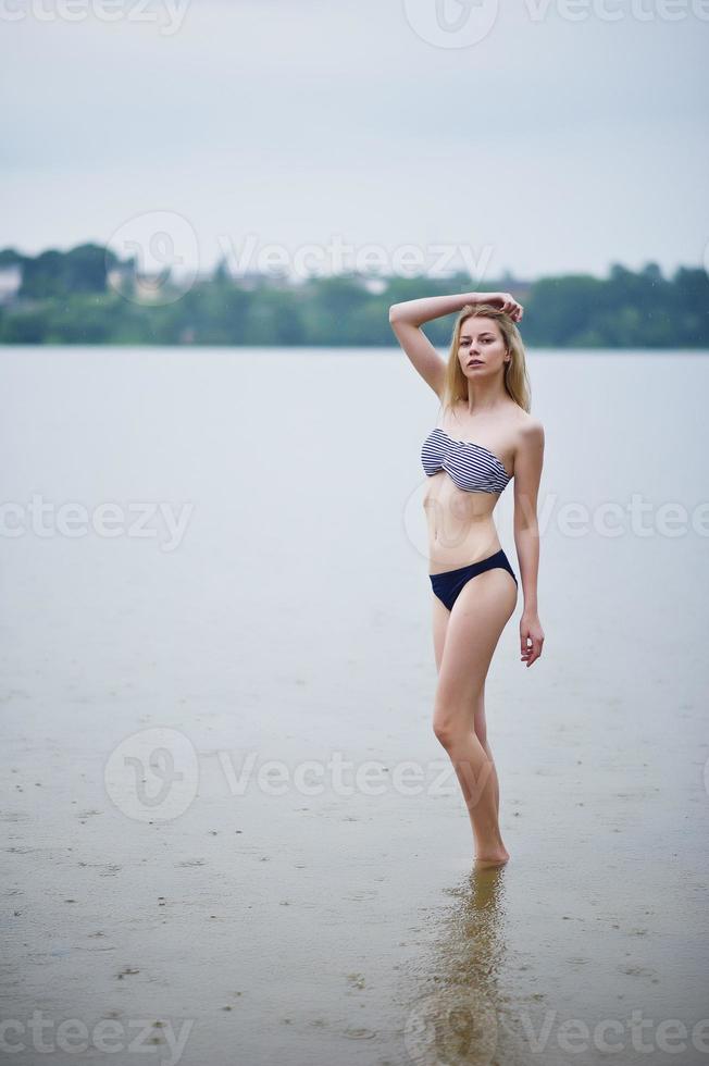 portret van een mooi bikinimodel dat in het water staat en poseert. foto