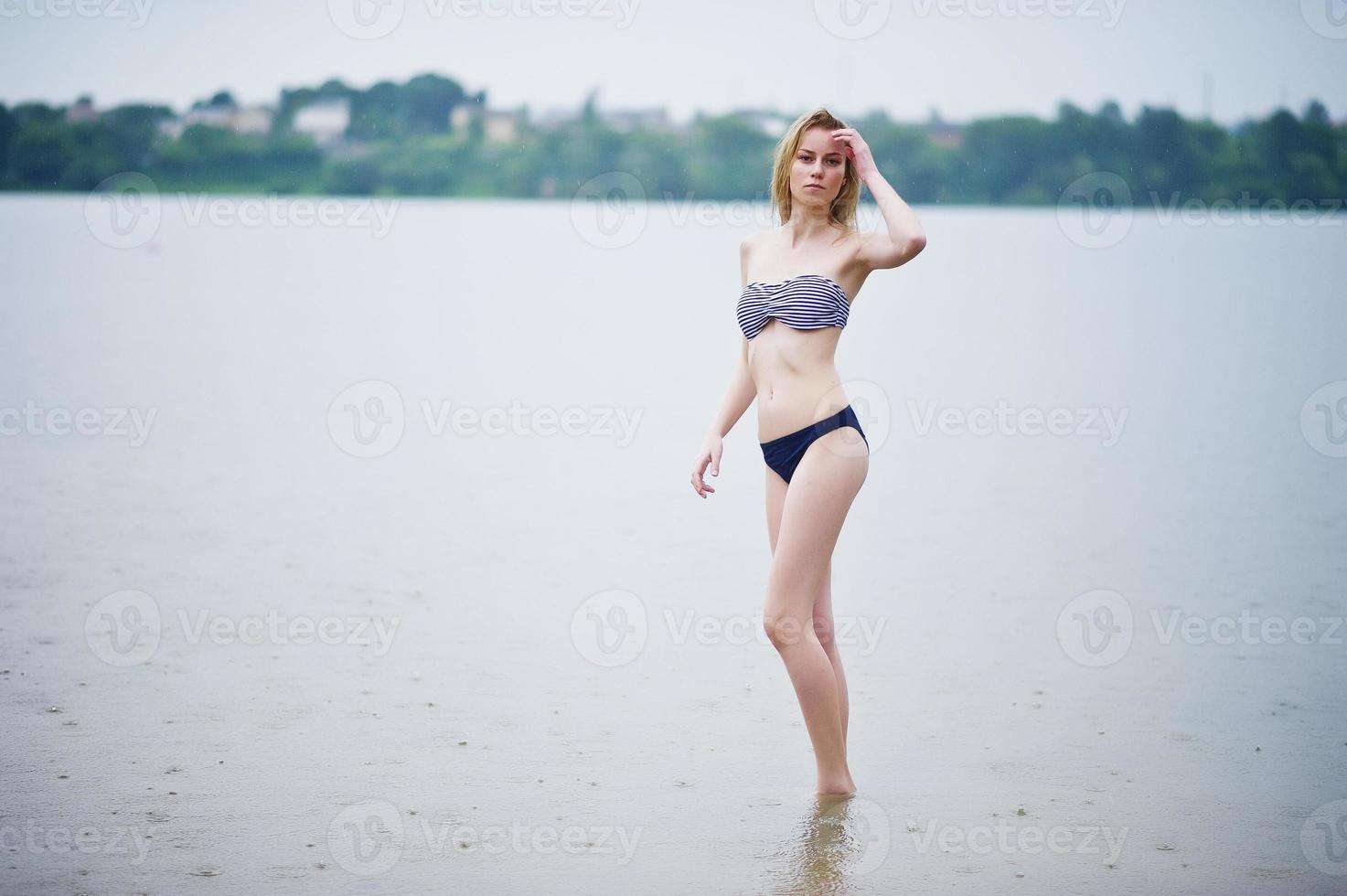 portret van een mooi bikinimodel dat in het water staat en poseert. foto