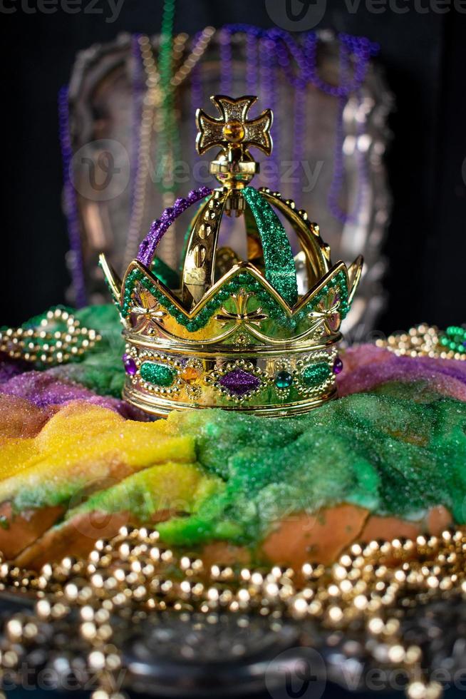 koningscake met kroon omringd door mardi gras kralen close-up foto