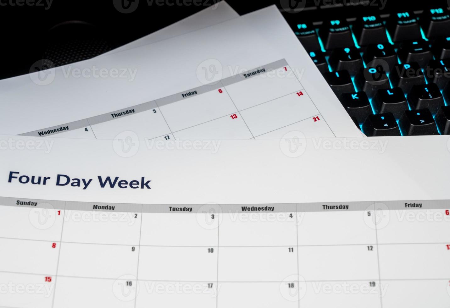 kalender die een vierdaagse werkweek illustreert waarbij vrijdag een vakantiedag is foto