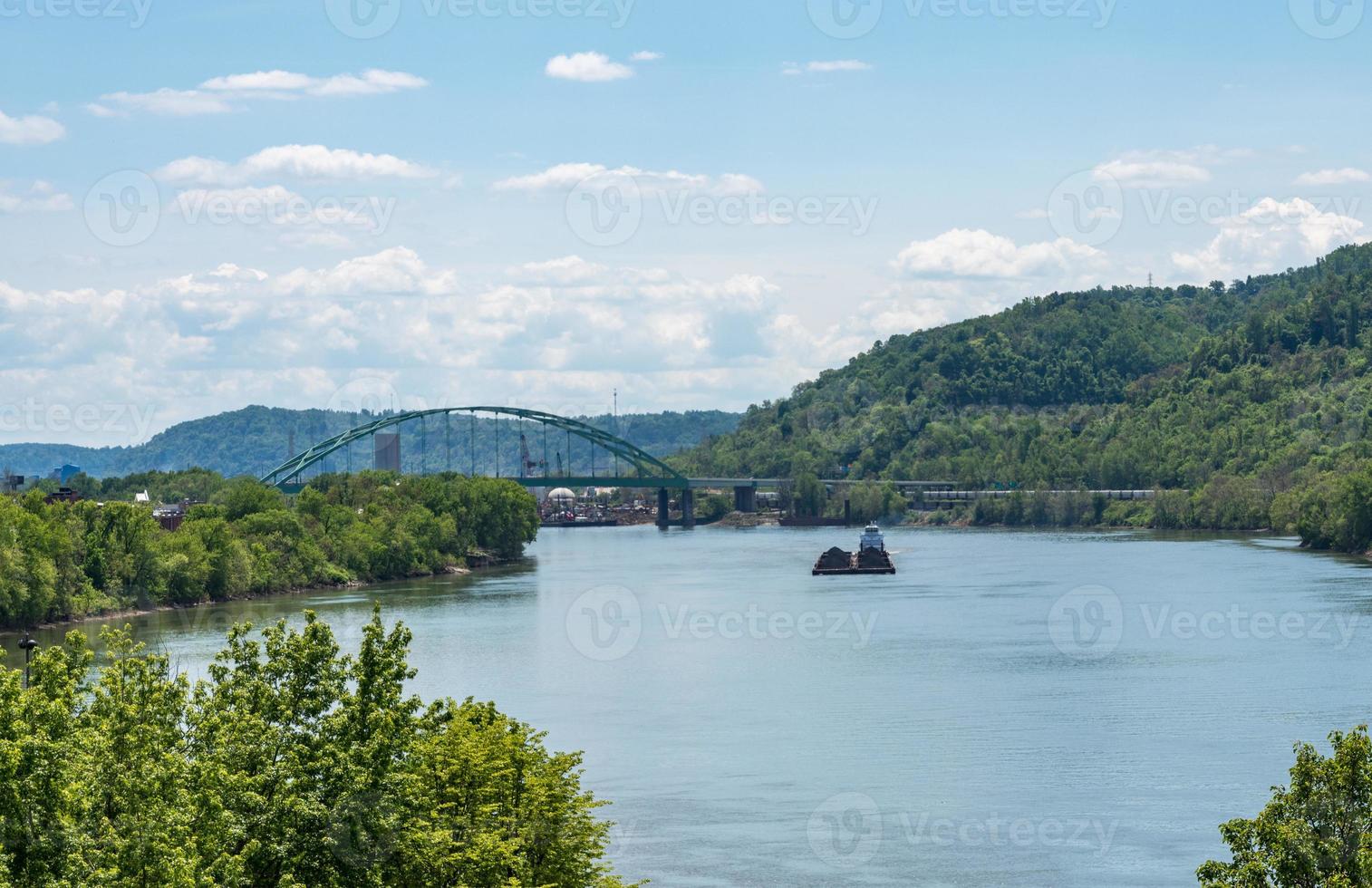 brug over de Ohio-rivier in wheeling, wv foto