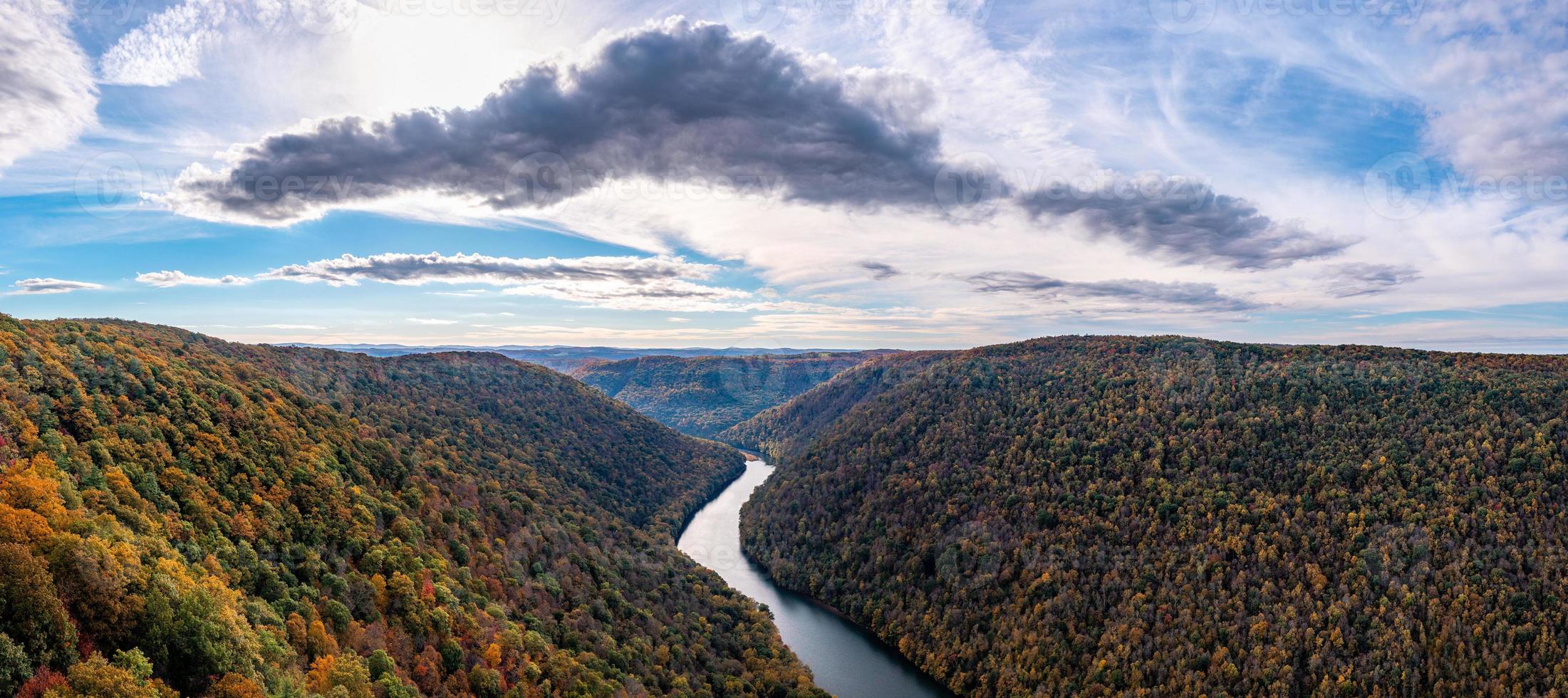 Coopers Rock State Park kijkt uit over de cheat-rivier in West-Virginia met herfstkleuren foto