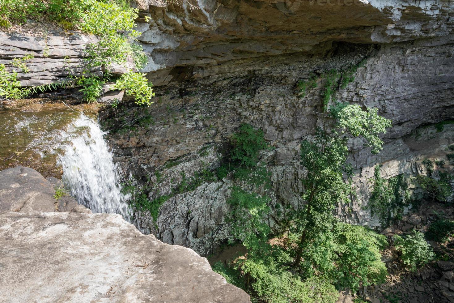 waterval bij ozon valt in tennessee met de rand van de kloof foto