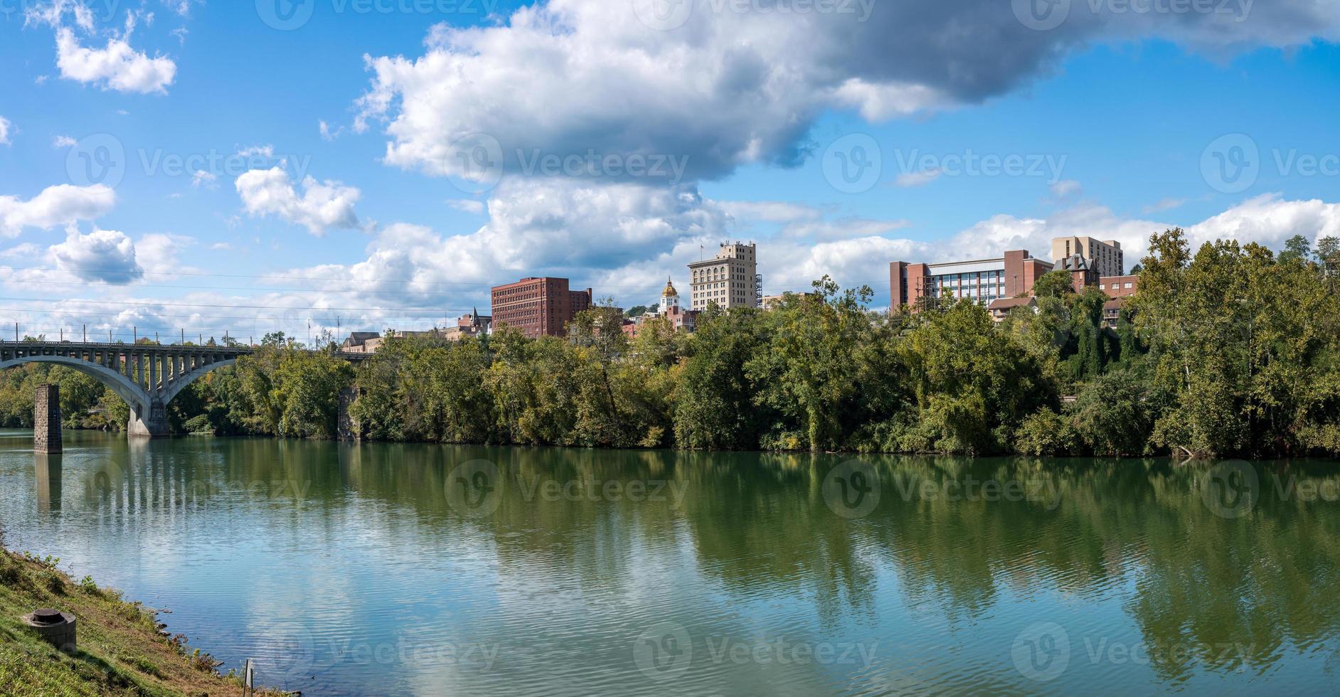 panorama van de stad Fairmont in West-Virginia genomen uit Palantine Park foto