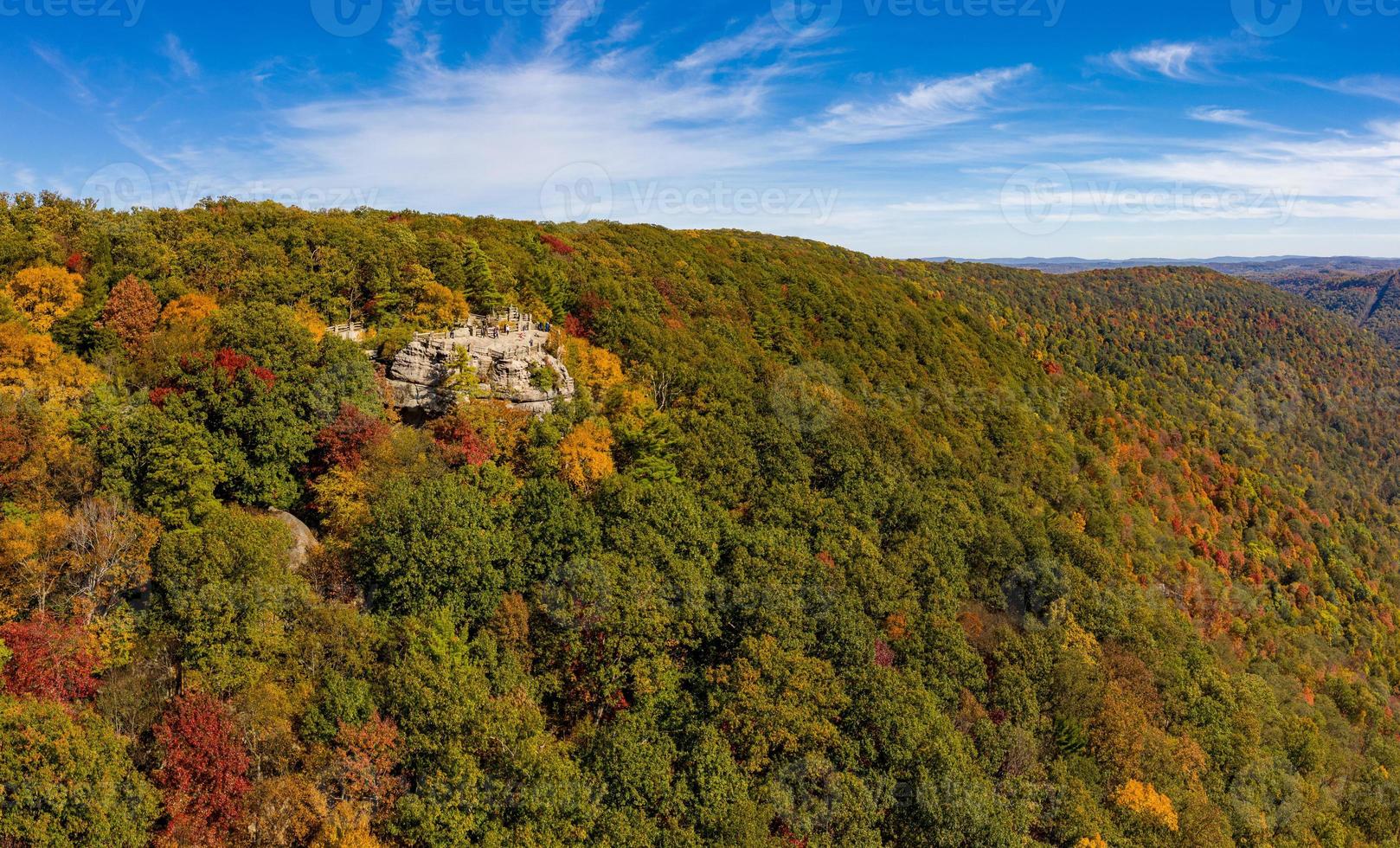 panorama van Coopers Rock State Park kijkt uit over de cheat-rivier in West-Virginia met herfstkleuren foto