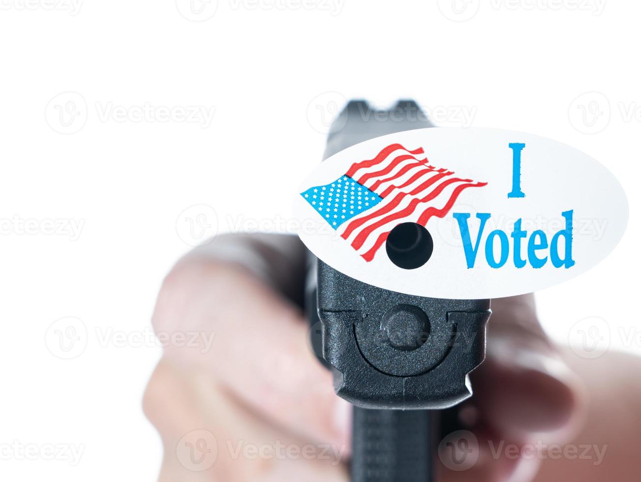 ik heb vandaag gestemd campagneknop met gat op pistool voor onderdrukking van kiezers foto