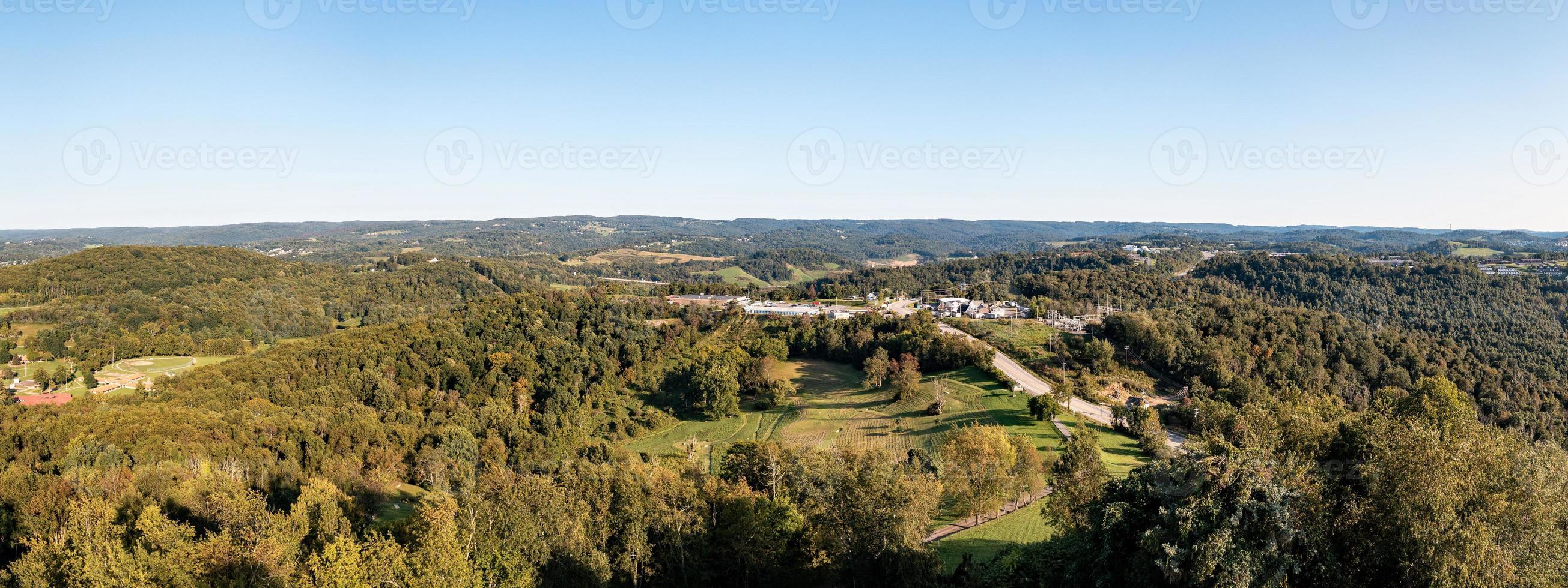 luchtpanorama naar de buitenwijken van Morgantown in West-Virginia vanaf Dorseys knob foto