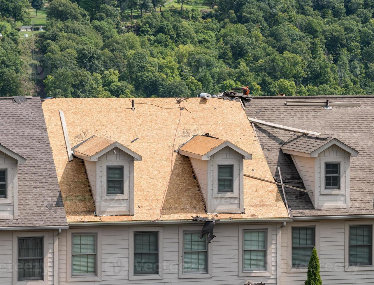 herenhuis dak na verwijdering van de oude shingles klaar voor herdak foto